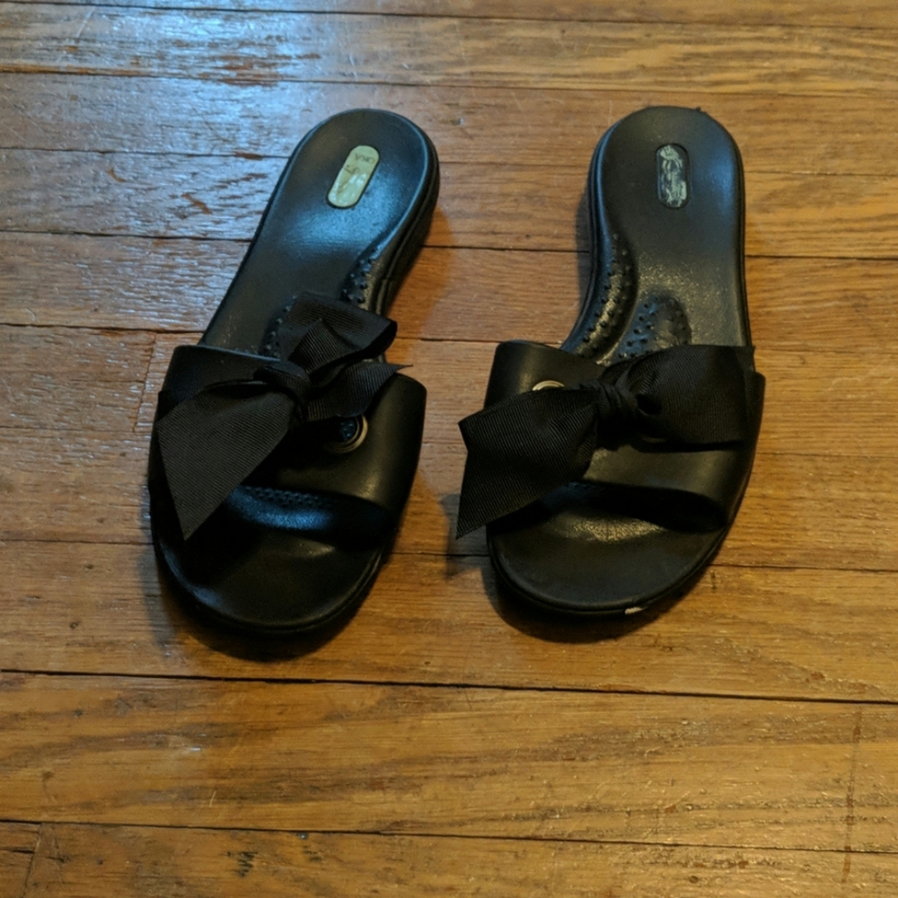 Black "change the bow" sandals